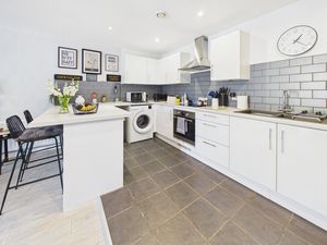 KITCHEN WITH BREAKFAST BAR- click for photo gallery